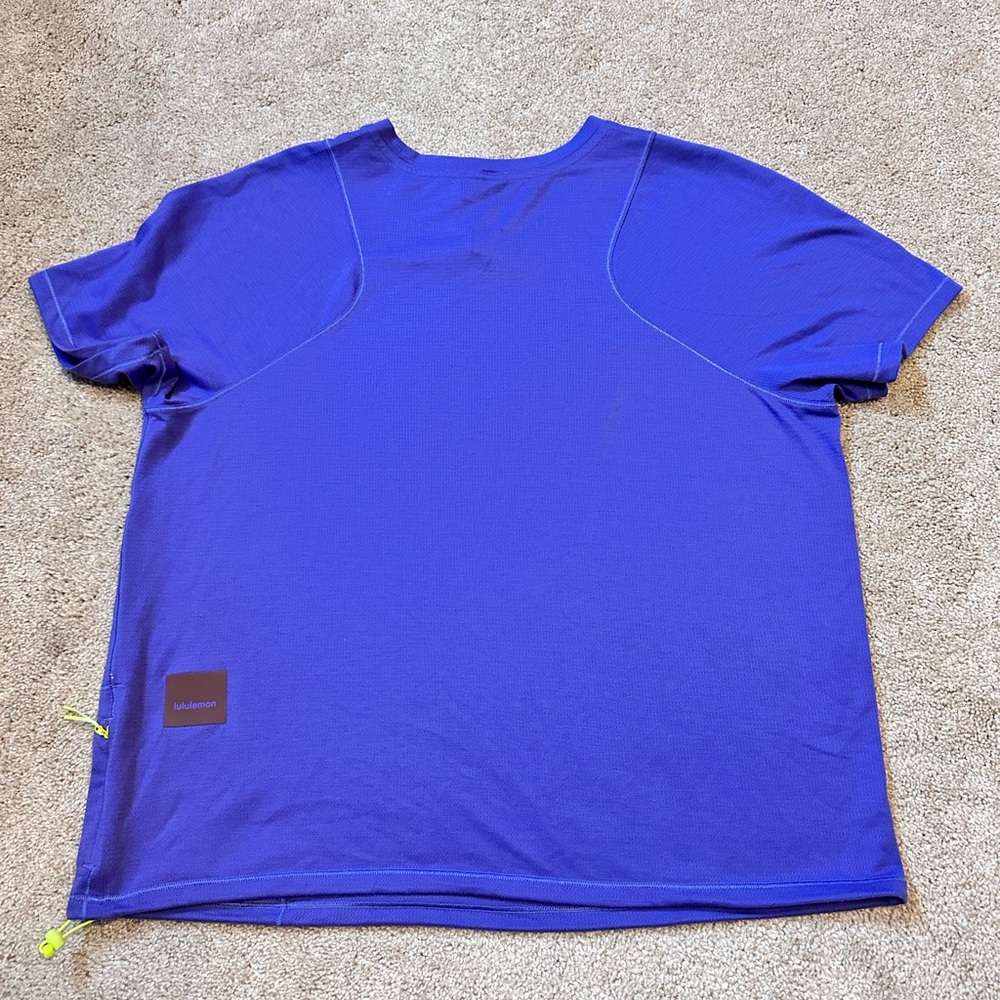 *SOLD*Lululemon Lightweight Cinched Hem Hiking
T-Shirt